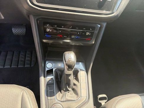 Used 2024 Volkswagen Tiguan SE AWD/4WD image 40