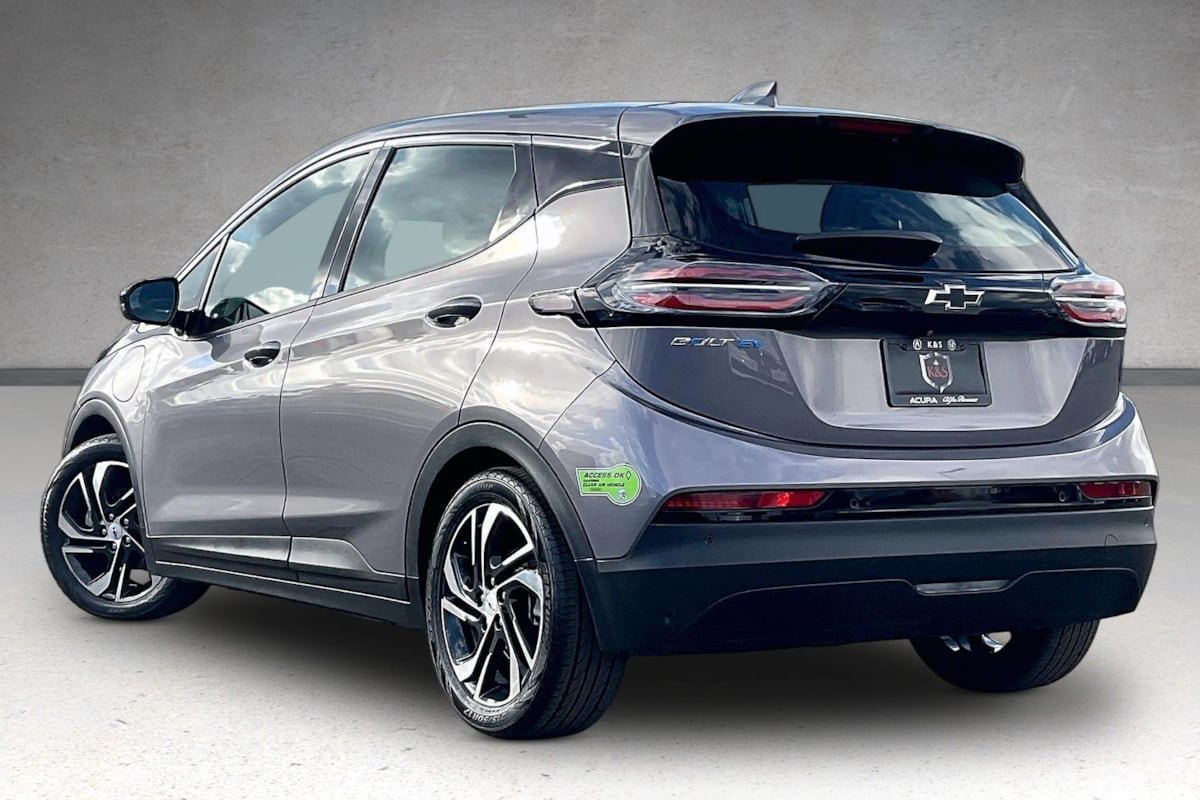 Used 2023 Chevrolet Bolt LT w/ Infotainment Package FWD image 32
