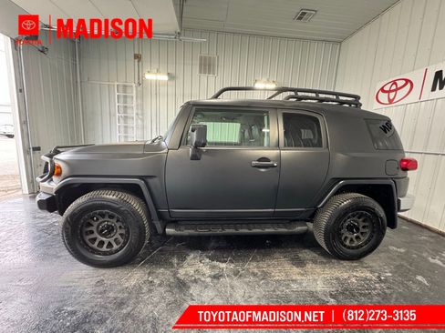 Used 2011 Toyota FJ Cruiser 4WD w/ Upgrade Pkg image 2