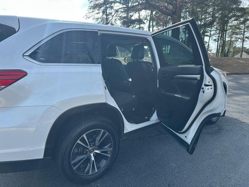 Used 2019 Toyota Highlander Plus image 16