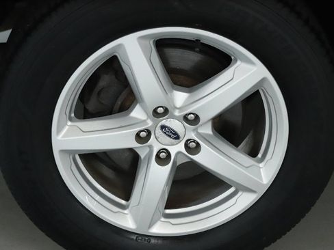 Used 2018 Ford Explorer XLT w/ Equipment Group 202A FWD image 12