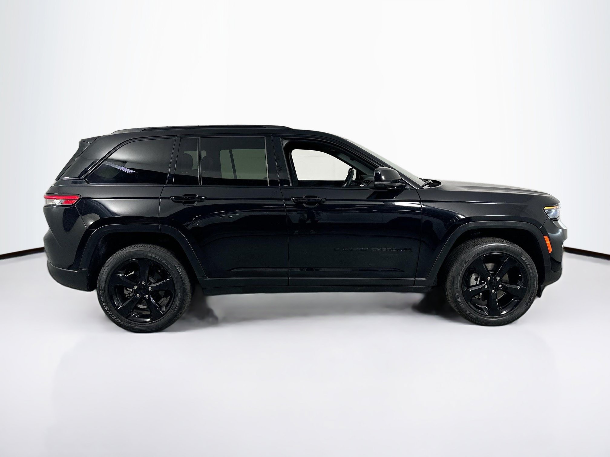 Used 2023 Jeep Grand Cherokee Altitude AWD/4WD image 4