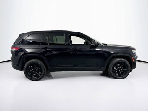 Used 2023 Jeep Grand Cherokee Altitude AWD/4WD image 4