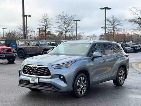 Used 2023 Toyota Highlander XLE image 3
