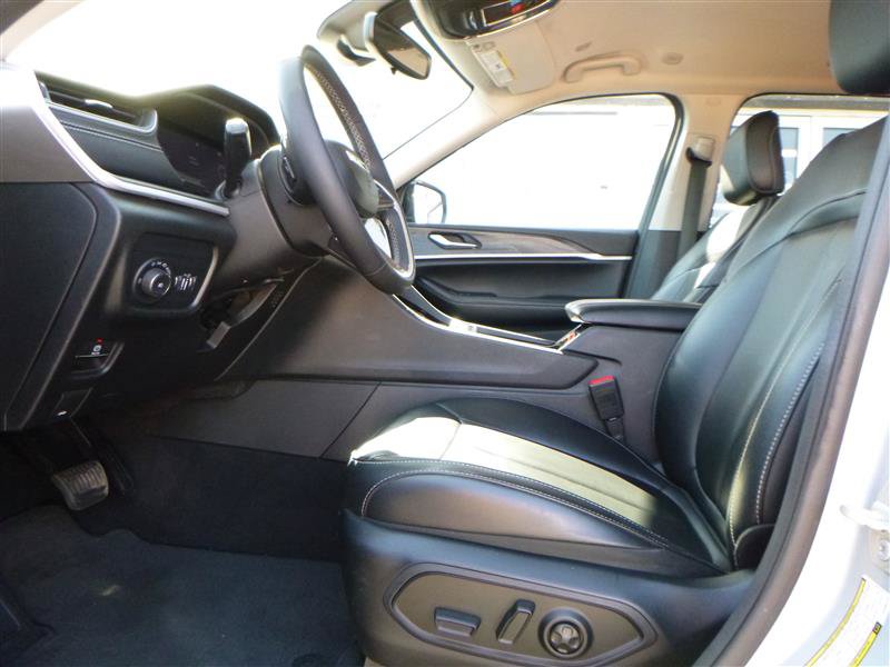 Used 2023 Jeep Grand Cherokee Limited AWD/4WD image 5