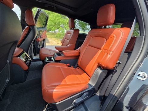 Used 2025 Lincoln Aviator Reserve AWD/4WD image 24