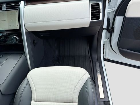 Certified 2025 Land Rover Discovery Dynamic SE AWD/4WD image 17