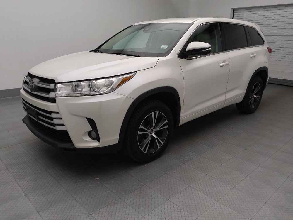 Used 2018 Toyota Highlander Plus FWD image 2