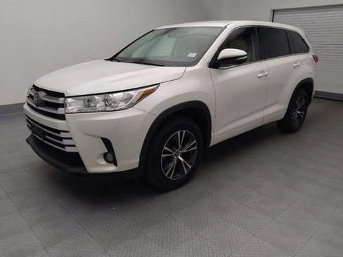 Used 2018 Toyota Highlander Plus FWD image 2