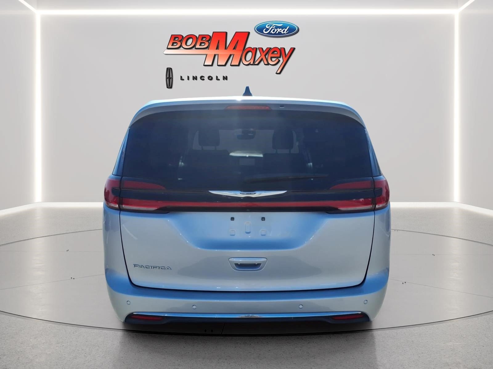Used 2023 Chrysler Pacifica Touring-L FWD image 6