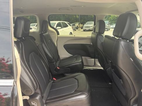 Used 2024 Chrysler Pacifica Touring-L FWD image 23