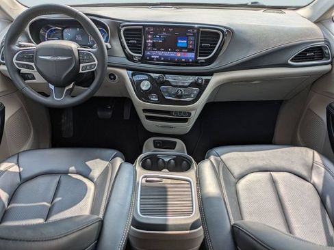 Used 2024 Chrysler Pacifica Limited FWD image 17