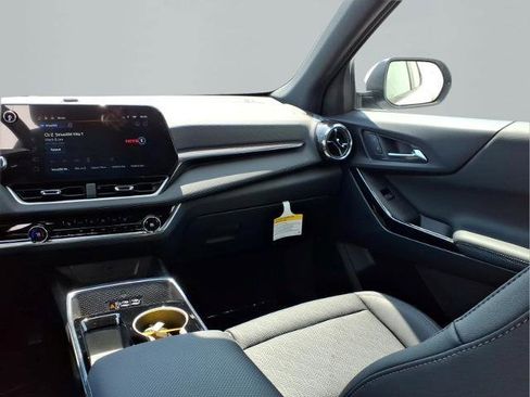 Used 2025 Chevrolet Equinox LT w/ Convenience Package II image 9