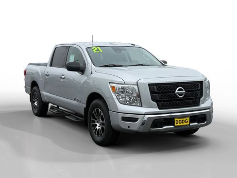 Used 2021 Nissan Titan SV w/ SV Convenience Package image 7