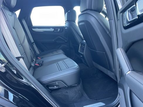 Certified 2023 Porsche Cayenne Platinum Edition image 18