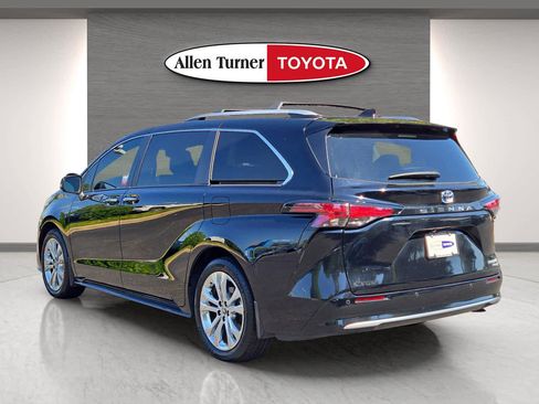 Used 2024 Toyota Sienna Platinum image 8