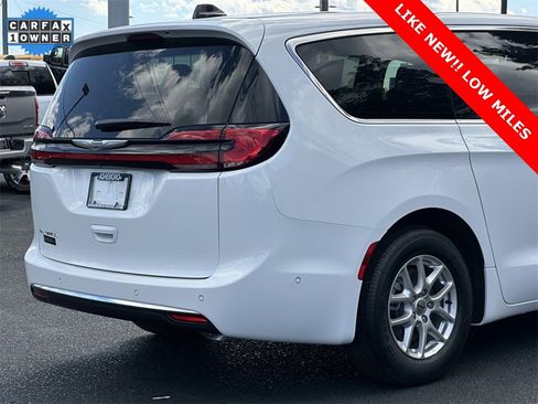 Used 2025 Chrysler Pacifica Select image 33