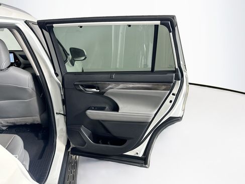 Used 2021 Toyota Highlander Limited AWD/4WD image 34