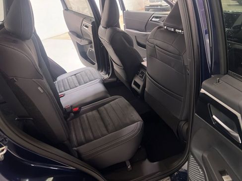 New 2025 Mitsubishi Outlander SE image 13