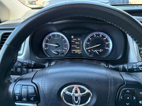 Used 2017 Toyota Highlander XLE AWD/4WD image 25