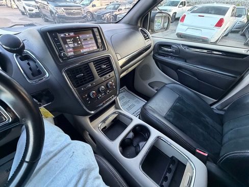 Used 2018 Dodge Grand Caravan SXT FWD image 17