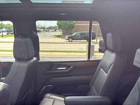 Used 2025 GMC Yukon Denali w/ Sun & Power Step Package AWD/4WD image 19