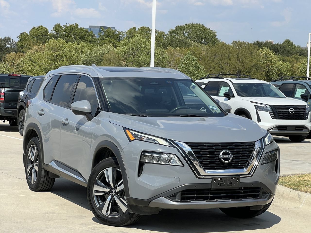 Used 2023 Nissan Rogue SL w/ SL Premium Package FWD image 2