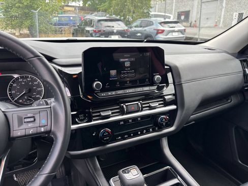 Used 2025 Nissan Pathfinder SV FWD image 17