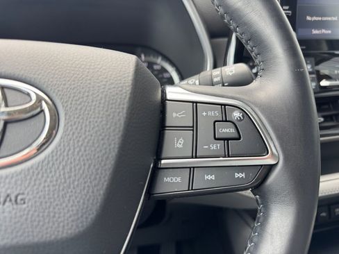 Used 2021 Toyota Highlander XLE AWD/4WD image 17
