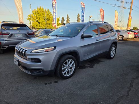 Used 2018 Jeep Cherokee Latitude FWD image 1