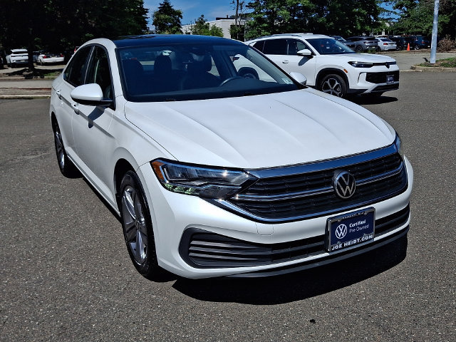 Used 2023 Volkswagen Jetta SE w/ Panoramic Sunroof Package FWD image 2