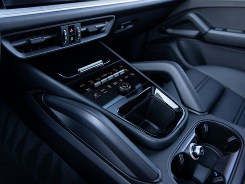 New 2026 Porsche Cayenne Coupe AWD/4WD image 18