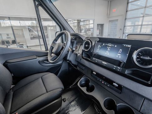 Used 2025 Mercedes-Benz Sprinter 2500 image 18