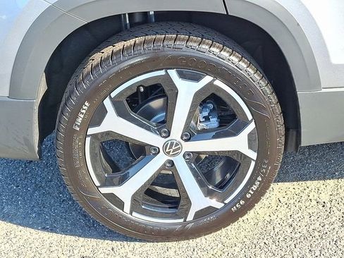 New 2025 Volkswagen Taos SEL image 5