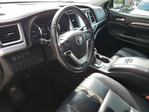Used 2019 Toyota Highlander SE w/ Nightshade Edition image 21