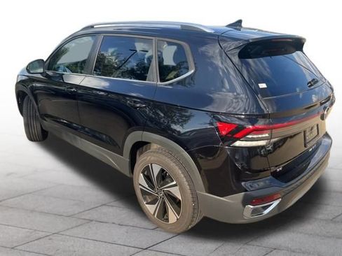 Used 2025 Volkswagen Taos SE image 4