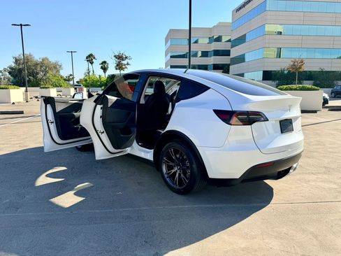 Used 2025 Tesla Model Y Long Range AWD/4WD image 49
