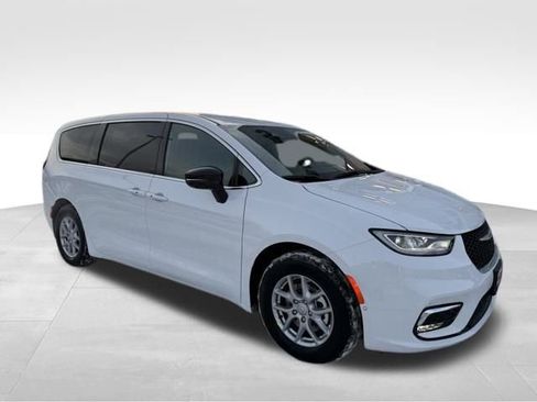 New 2026 Chrysler Pacifica Select image 5