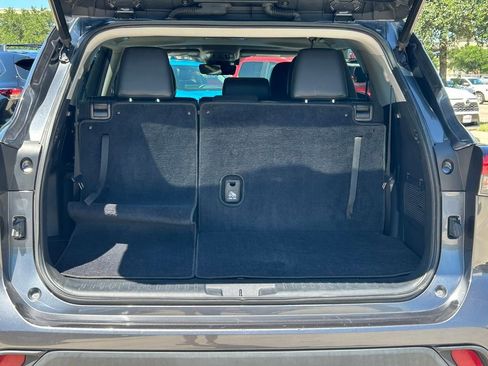 Used 2020 Toyota Highlander XLE FWD image 16