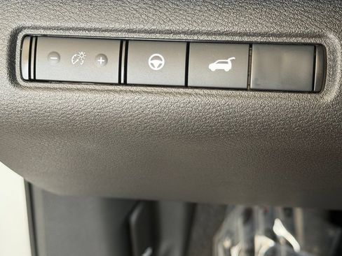 Used 2025 Nissan Pathfinder SV FWD image 31