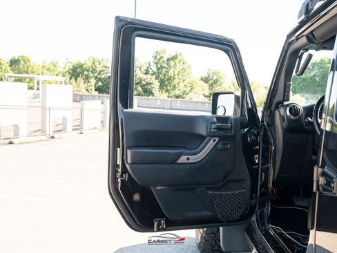 Used 2017 Jeep Wrangler Unlimited Sahara AWD/4WD image 35