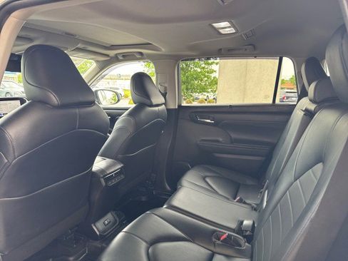 Used 2023 Toyota Highlander XLE AWD/4WD image 8