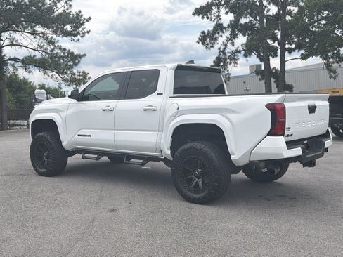 Used 2024 Toyota Tacoma SR5 AWD/4WD image 10