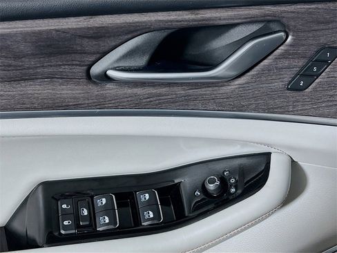 Used 2021 Jeep Grand Cherokee L Overland w/ Advanced Protech Group III image 17