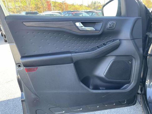 Used 2020 Ford Escape Titanium image 5