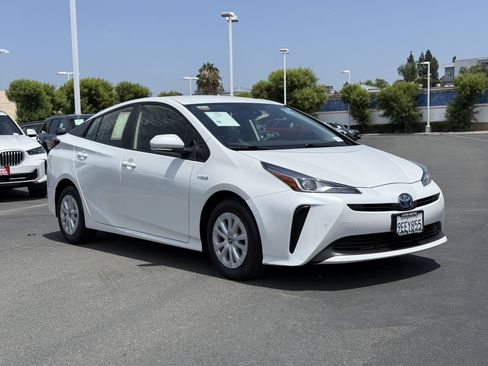 Certified 2022 Toyota Prius LE FWD image 5