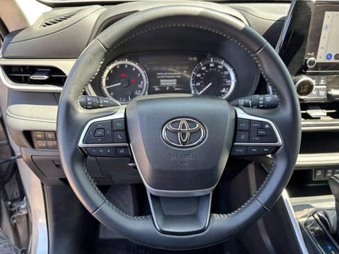 Used 2025 Toyota Highlander LE FWD image 30