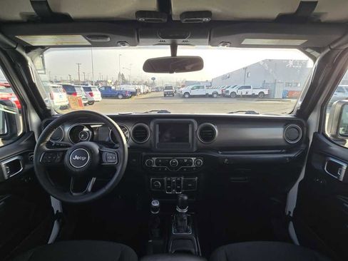 Used 2023 Jeep Gladiator Sport image 15