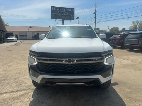 Used 2021 Chevrolet Tahoe Z71 w/ Luxury Package AWD/4WD image 2