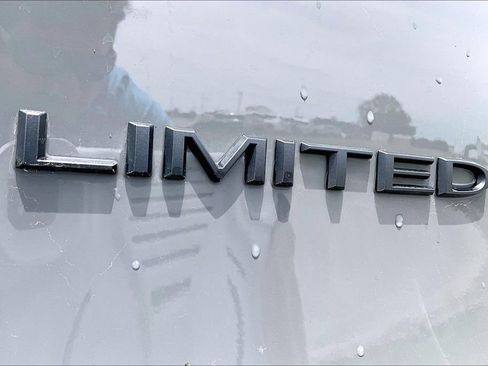 Used 2025 Chrysler Pacifica Limited FWD image 8